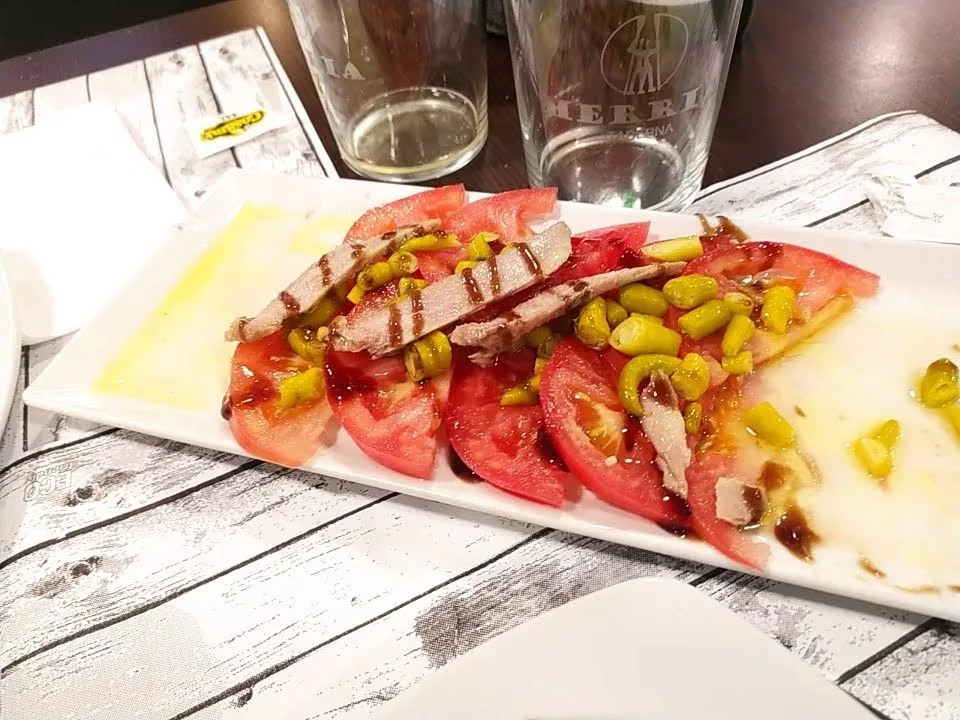Tomate entsalada bentreskarekin
